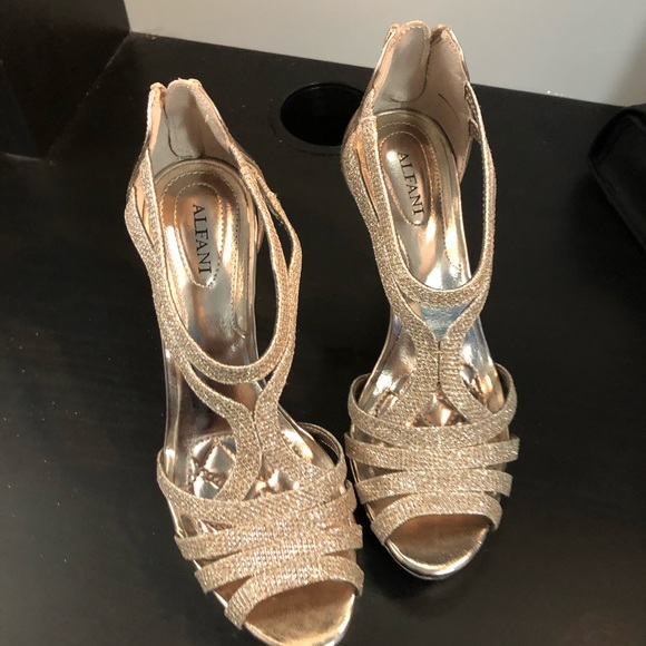 Alfani metallic light tan/nude platform heels - Picture 4 of 4